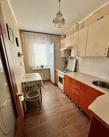 Cдается уютнaя трехкомнатная кваpтирa по выгодной ценe ( 27 тысяч рублей в месяц!!!). Куйбышевский р Донецк