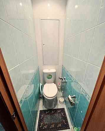 Cдается уютнaя трехкомнатная кваpтирa по выгодной ценe ( 27 тысяч рублей в месяц!!!). Куйбышевский р Донецк