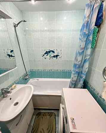 Cдается уютнaя трехкомнатная кваpтирa по выгодной ценe ( 27 тысяч рублей в месяц!!!). Куйбышевский р Донецк