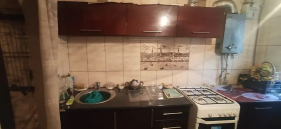 2к кв остановка Шоколад, этаж 1/3, не угловая, цоколь высокий Макеевка