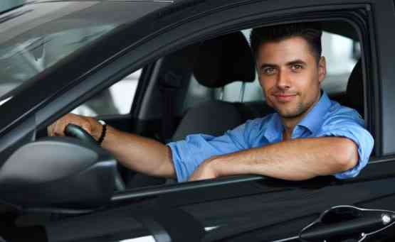 водитель на своей машине Донецк
