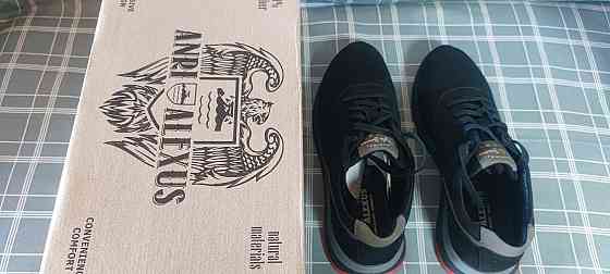 Продам замшевые осенние кроссовки 41 размера. Макеевка