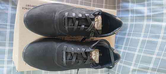 Продам замшевые осенние кроссовки 41 размера. Макеевка