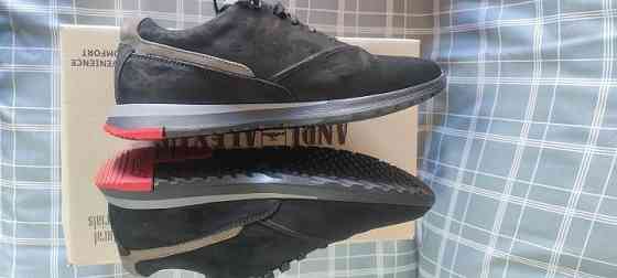 Продам замшевые осенние кроссовки 41 размера. Макеевка