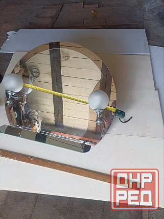 Зеркало в ванную комнату с полочкой и с двумя светильниками Макеевка - изображение 2