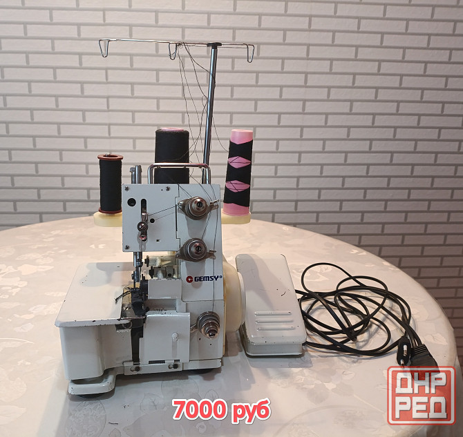 Продам оверлок в отличном состоянии 7000 руб Макеевка - изображение 1