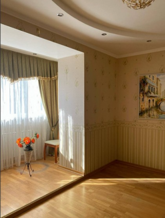 продажа, крупно габаритная 4к кв. на розы люксембург Донецк