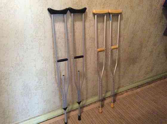 костыли подмышечные лёгкие и есть инвалидные коляски и с туалетом креслы что на все фото смотрите Донецк