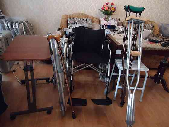 костыли подмышечные лёгкие и есть инвалидные коляски и с туалетом креслы что на все фото смотрите Донецк