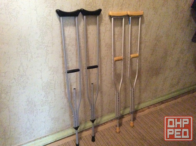 костыли подмышечные лёгкие и есть инвалидные коляски и с туалетом креслы что на все фото смотрите Донецк - изображение 2