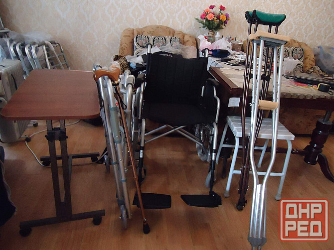 костыли подмышечные лёгкие и есть инвалидные коляски и с туалетом креслы что на все фото смотрите Донецк - изображение 1