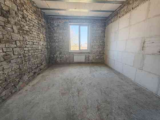 Продаётся светлая двухкомнатная квартира на четвертом этаже пятиэтажного дома сталинского проекта по Мариуполь