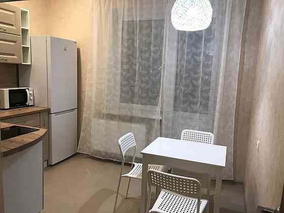 Сдаю 1комнатную квартиру в 17 мкр, Мариуполь. Со всей мебелью и техникой: спальное место, плазменный Мариуполь