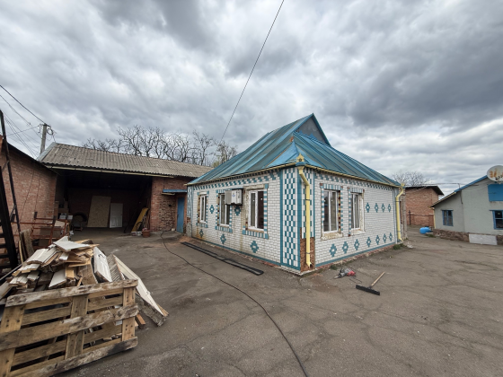 Продаётся комплекс: склады с жилым домом на приватизированном участке в 50 соток Донецк