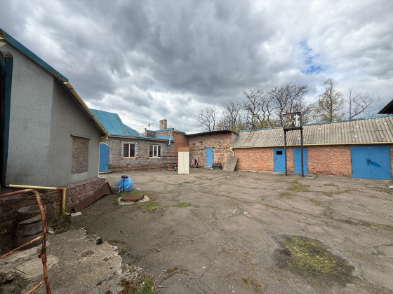 Продаётся комплекс: склады с жилым домом на приватизированном участке в 50 соток Донецк