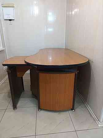 в продаже торговые витрины и столы. имеют современный внешний вид и легко впишутся в любой интерьер. Донецк