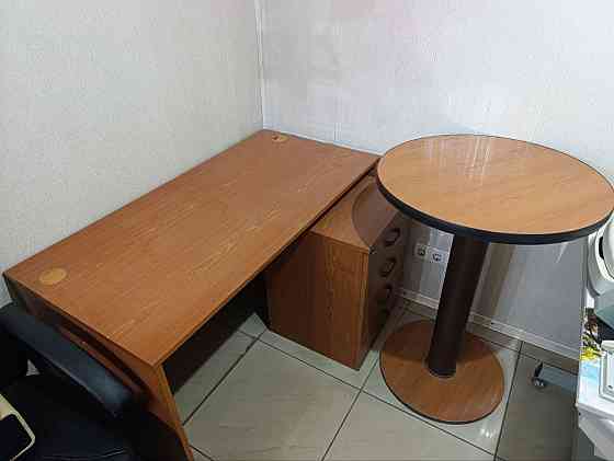 в продаже торговые витрины и столы. имеют современный внешний вид и легко впишутся в любой интерьер. Донецк