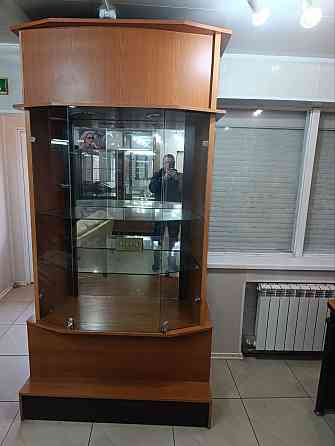 в продаже торговые витрины и столы. имеют современный внешний вид и легко впишутся в любой интерьер. Донецк