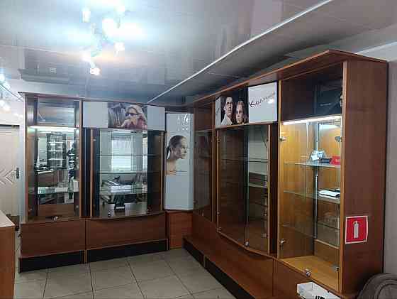 в продаже торговые витрины и столы. имеют современный внешний вид и легко впишутся в любой интерьер. Донецк