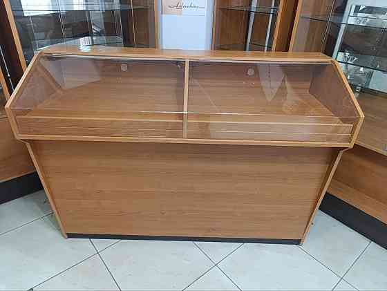 в продаже торговые витрины и столы. имеют современный внешний вид и легко впишутся в любой интерьер. Донецк