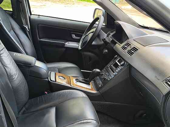 Продам полноприводный Volvo XC 90 с 2.5 бензиновым мотором на автомате в очень богатой комплектации. Енакиево