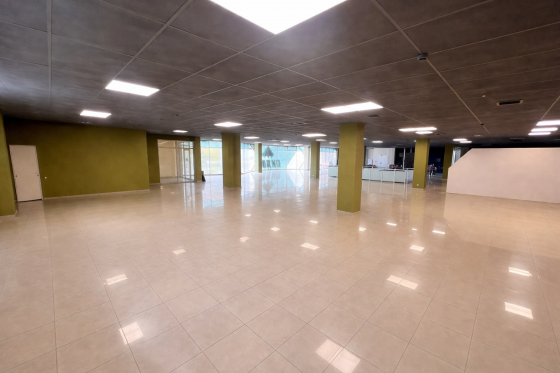 Локация в очень проездном месте с высоким автомобильным трафиком. Донецк