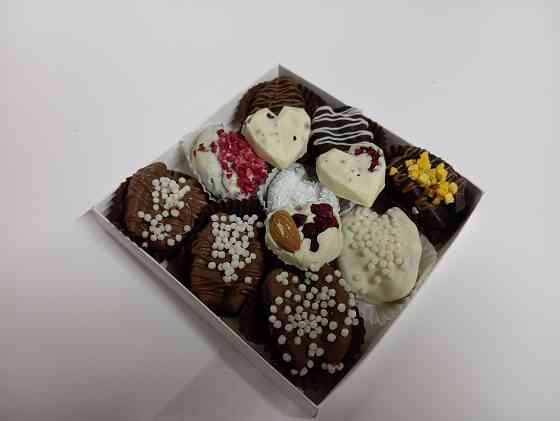 Клубника, финики в шоколаде. Десерты. Донецк