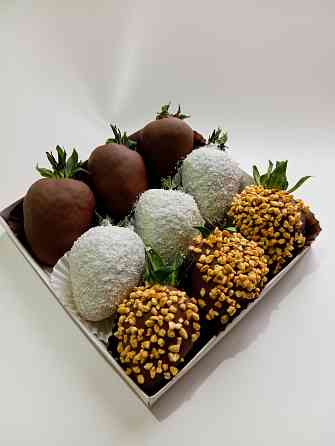 Клубника, финики в шоколаде. Десерты. Донецк