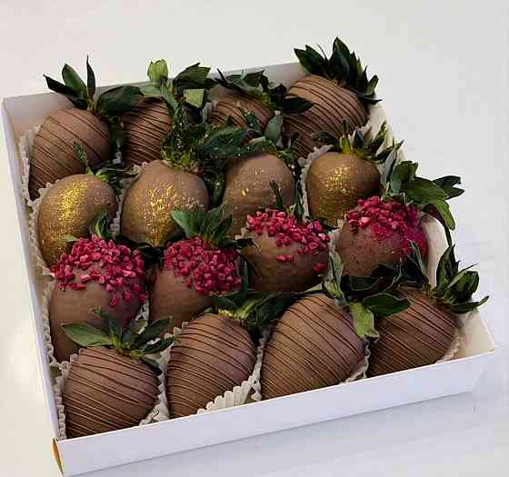 Клубника, финики в шоколаде. Десерты. Донецк