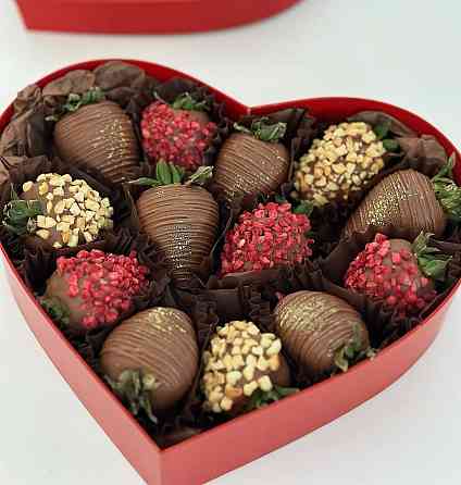 Клубника, финики в шоколаде. Десерты. Донецк