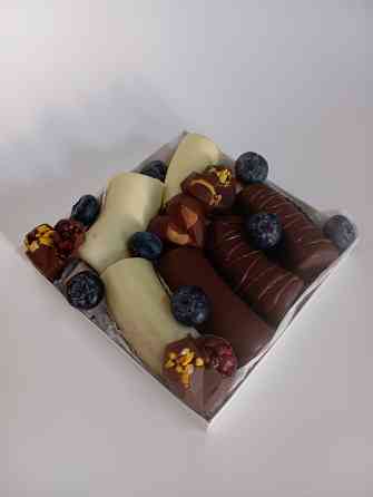 Клубника, финики в шоколаде. Десерты. Донецк