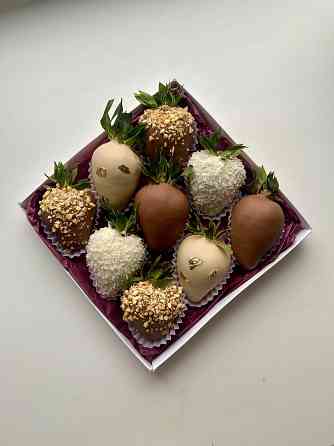 Клубника, финики в шоколаде. Десерты. Донецк