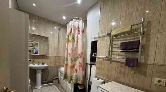 Дом хороший и теплый, рядом с домом есть парковка. Донецк