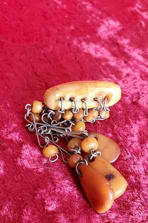 продам янтарную брошь ссср ( тигровый янтарь ) . Донецк