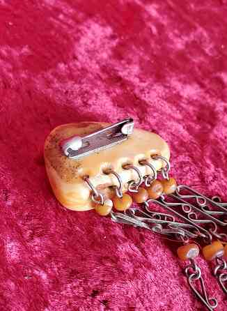 продам янтарную брошь ссср ( тигровый янтарь ) . Донецк