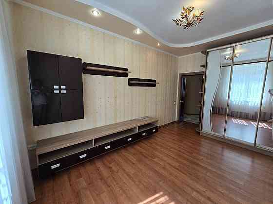 Продам блок из двух квартир с автономным отоплением - 2-х ком, + 3-х ком., Гвардейка, центр. Макеевка
