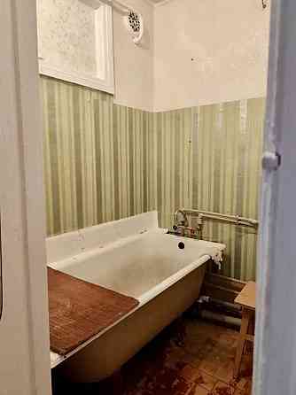 2к кв Даки, кв-л Гвардейский в районе 53 школы, этаж 2/5, не угловая, комнаты раздельные Макеевка
