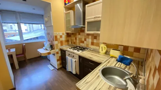 Сдам крупногабаритную 2-х к. кв-ру в Центре, ор. Драмтеатр! Мариуполь