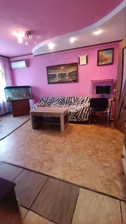 Продам 2х комн, 5/5, капитальный ремонт , мебель, пр. Мира парк Строителт Донецк