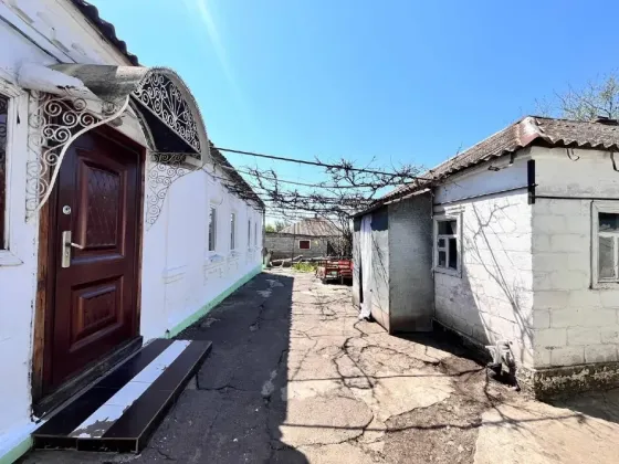 Продаются два дома по цене одного с земельным участком в пгт Старый Крым Мариуполь