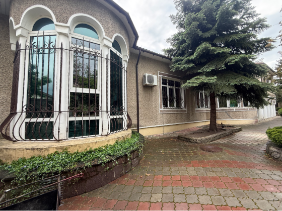 Продаётся просторный дом с участком в Куйбышевском районе! Площадь Бакинских Комиссаров! Донецк