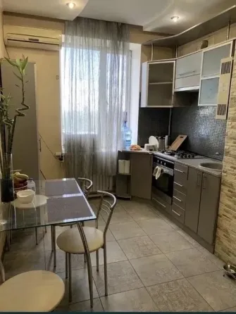 Сдам 1-комнатную квартиру в донецке, киевский район, шахтерская площадь Донецк