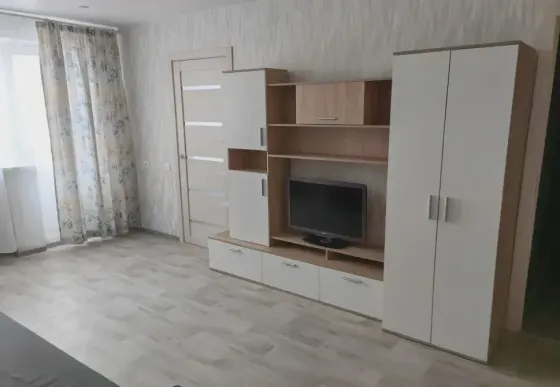Сдам просторную двухкомнатную квартиру 45кв.м в пролетарском районе донецка, ориентир гипермаркет си Донецк