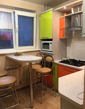 Сдаю трехкомнатную квартиру по ул. Островского, Кировский район, 65кв.м, 4 этаж. Донецк