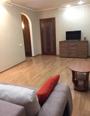 Сдаю трехкомнатную квартиру по ул. Островского, Кировский район, 65кв.м, 4 этаж. Донецк