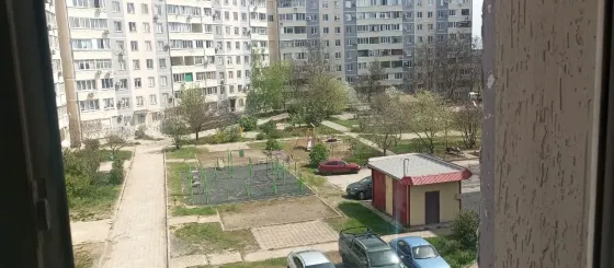 продам крупногаборитную 2 х комн. кв, мкр восточный, под ремонт. Мариуполь