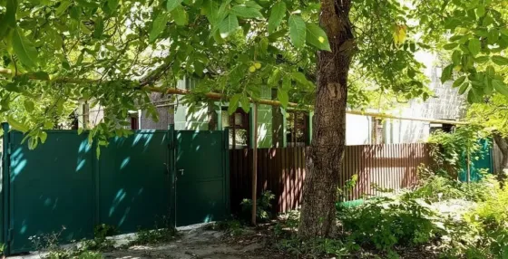 Срочно продается газифицированный дом 74 кв.м двухэтажный бокс гараж Партизанский проспект Донецк