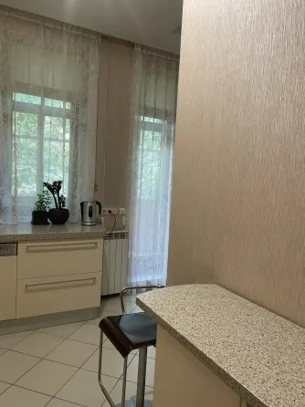 Сдаю трехкомнатную квартиру по ул. Овнатаняна, Калининский район, 75кв.м, 4 этаж Донецк