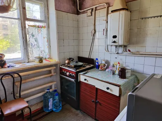 продается 2 комн. кв. в центре Харцызск