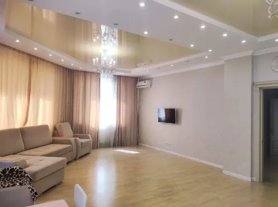 Продам 4-х комн.кв, 130 кв м ," Диск", пр. Маяковского, 20, дешево. Донецк